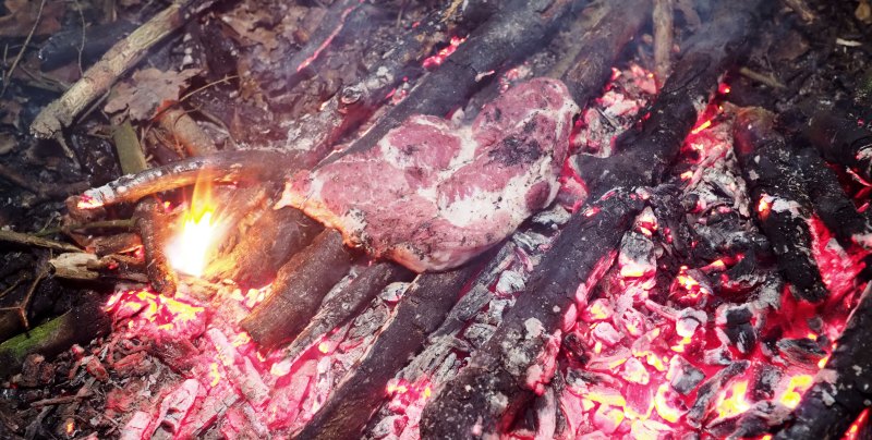 Pečeme maso na žhavém uhlí